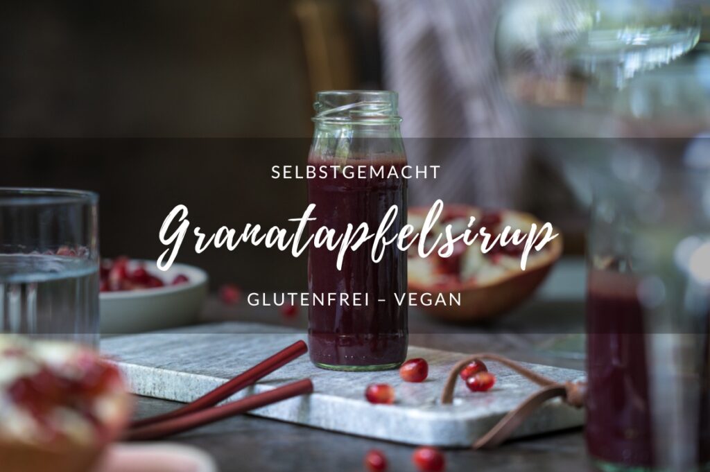 Granatapfelsirup Ein Titelbild für einen Blogbeitrag mit der Aufschrift "Granatapfelsirup" - man sieht ein kleines Fläschchen mit dem Sirup dahinter