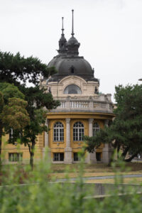 Das Szechenyi-Heilbad von außen, gelbe Fassade