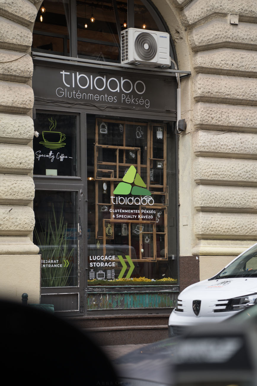 Die Außenansicht eines glutenfreien Bäckers in Budapest. Der Laden heißt Tibidabo.