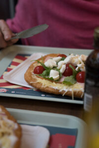 glutenfreie Langos auf einem Tablett mit Rucola, Tomaten, Mozzarella und Käse