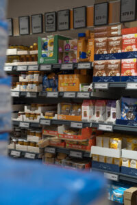 Glutenfreie Lebensmittel bei Lidl in einem Regal, Budapest, Ungarn