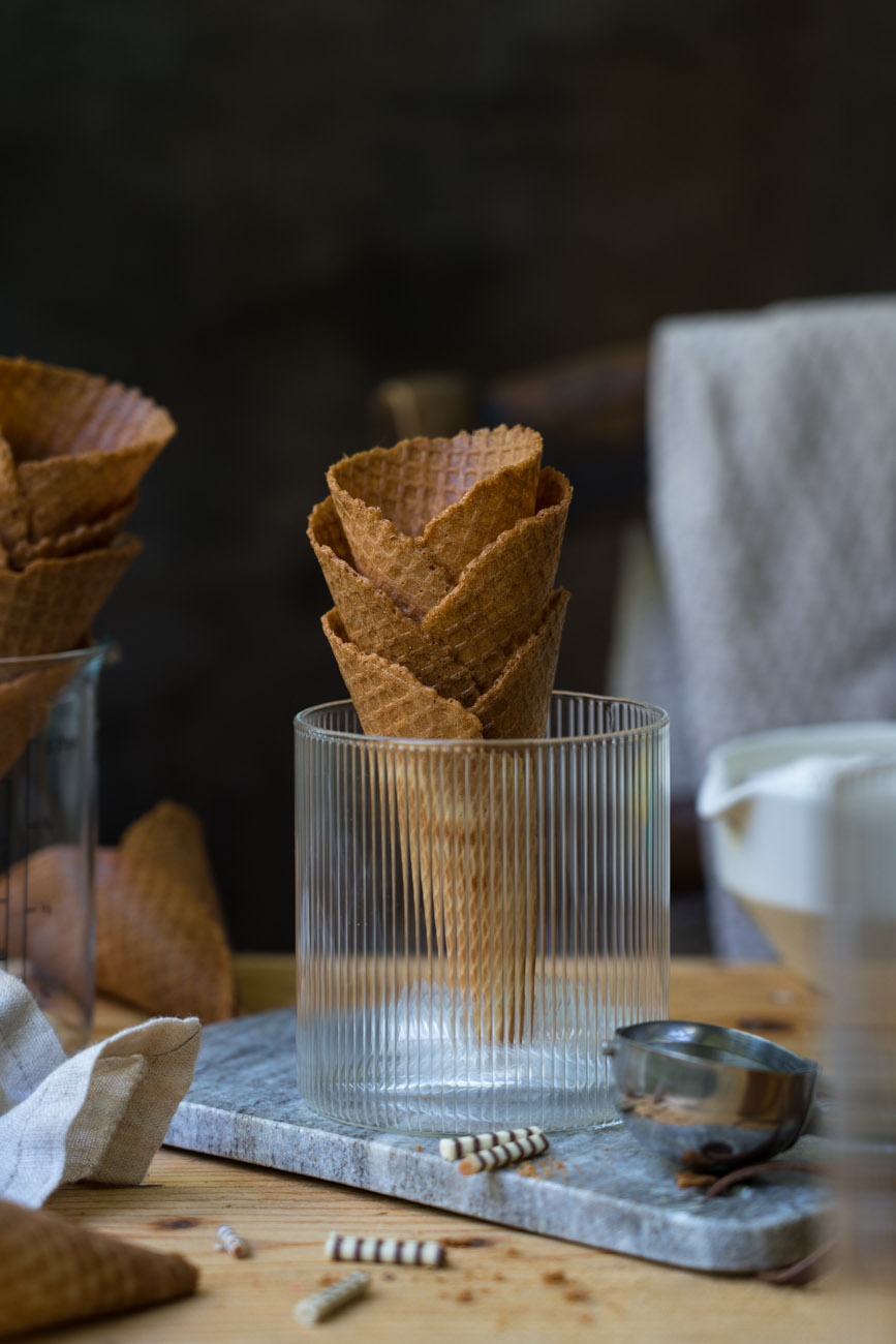 selbstgemachte Waffelhörnchen, ineinander gestapelt, in einem Glasgefäß