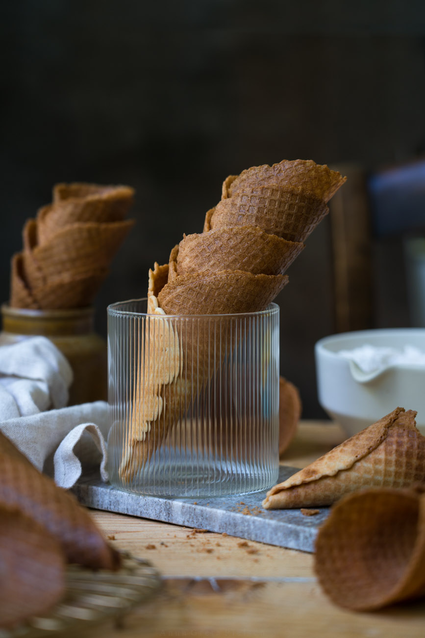 selbstgemachte Waffelhörnchen, ineinander gestapelt, in einem Glasgefäß