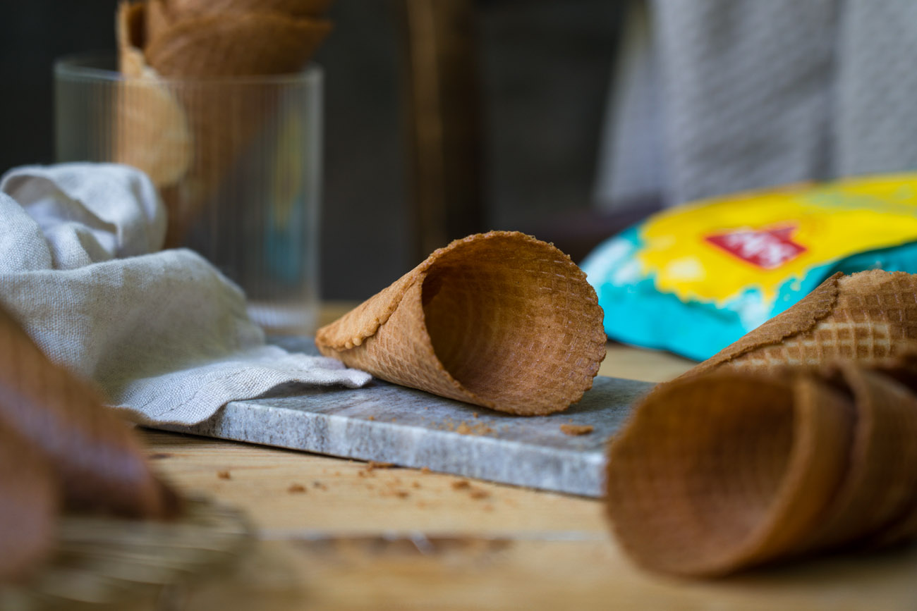selbstgemachte Waffelhörnchen, auf einer kleinen Marmorplatte
