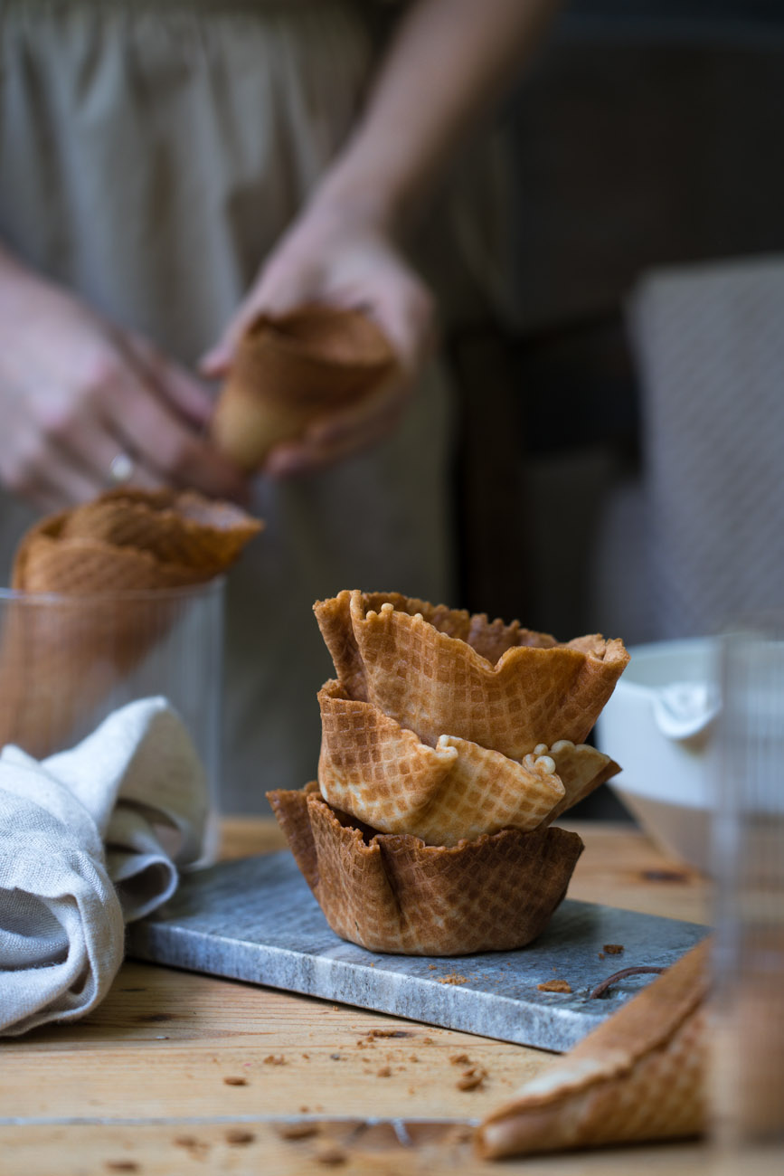 Drei gestapelte Eisschälchen aus knusprigem Waffelteig, glutenfrei