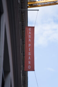 Ein Banner an einer Hausfassade mit der Aufschrift "Casa Pisano", Restarant, Oslo, Norwegen