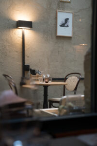 Ein eingedeckter Tisch in einem Restaurant.