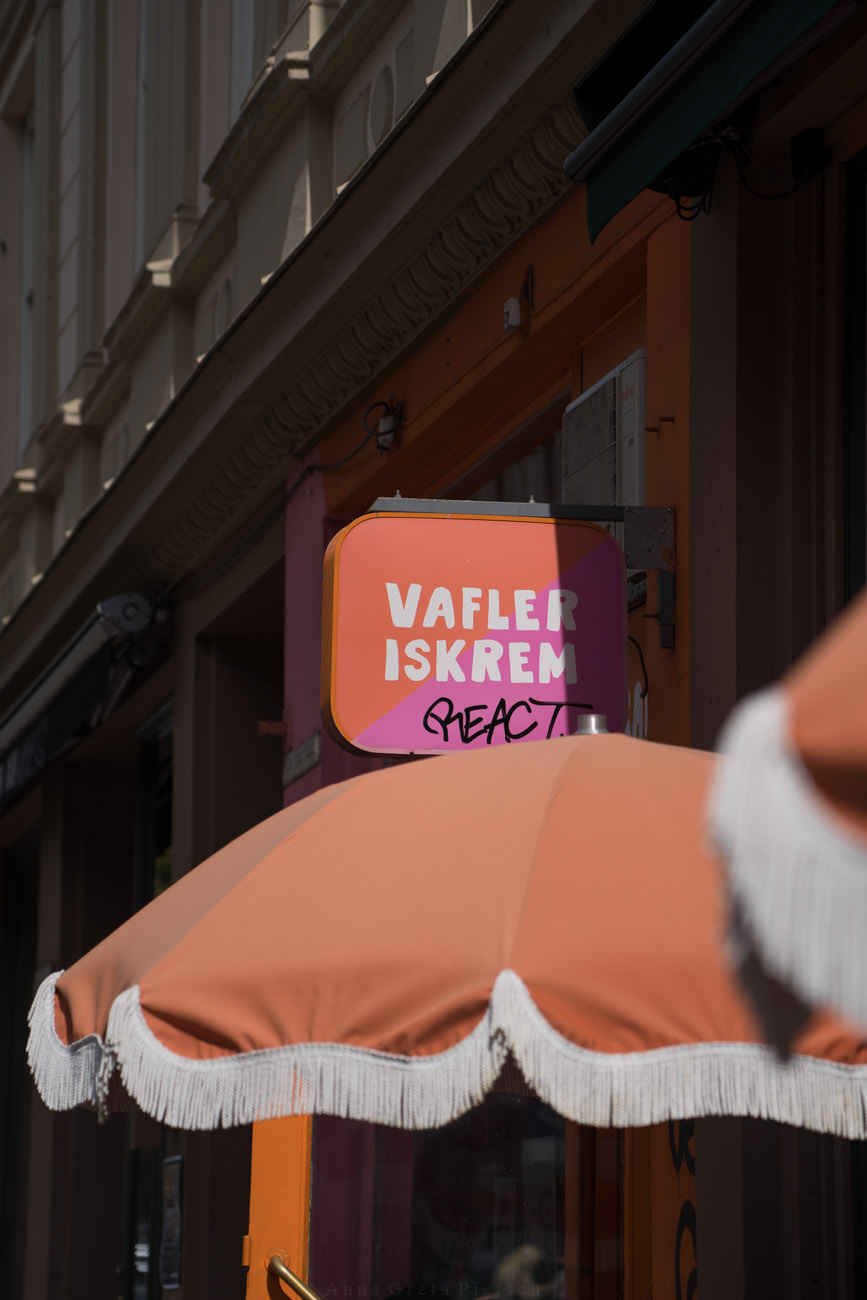 Ein Schild an einer Hasfassade mit der Aufschrift "Wafler, Iskrem" in Oslo, Norwegen.