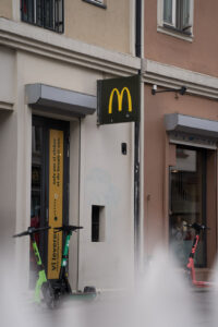 Eine Hausfassade mit einem Schild von McDonald's.
