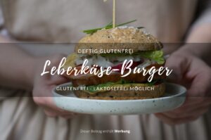Zwei Hände halten einen Teller mit einem Leberkäse-Burger