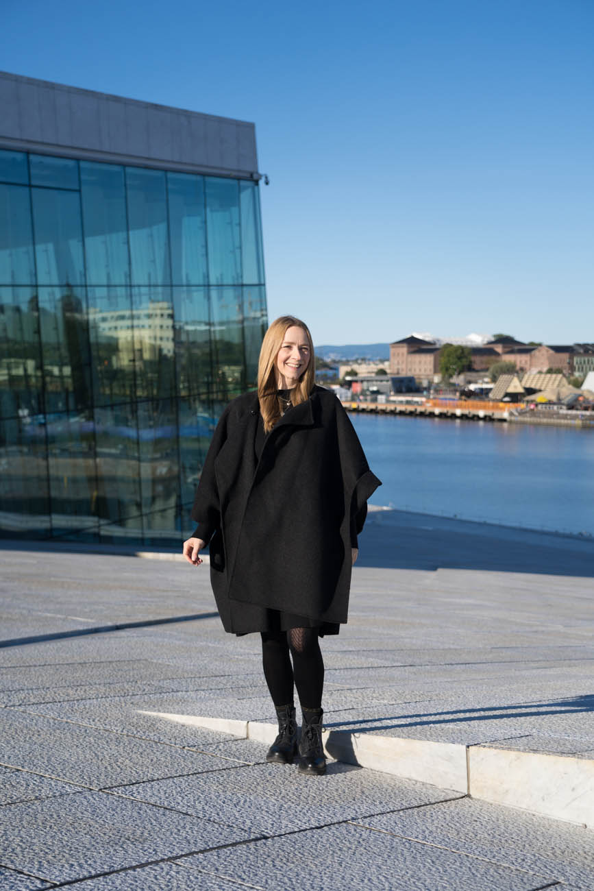 Eine Person steht vor dem Opernhaus in Oslo, Norwegen.