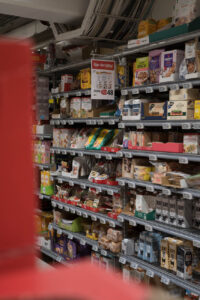 Ein Supermarktregal mit glutenfreien Lebensmitteln, Oslo, Norwegen.