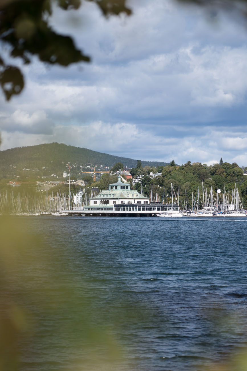 Aussicht auf das Wasser und einen kleinen Yachthafen auf Bygdoy, Oslo.