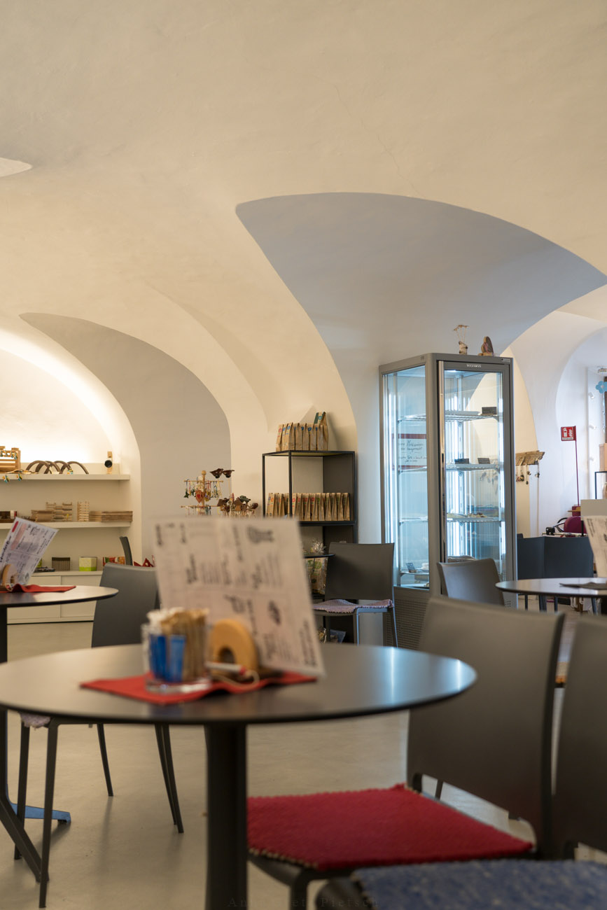 Die Innenansicht eines Cafés in Brixen.