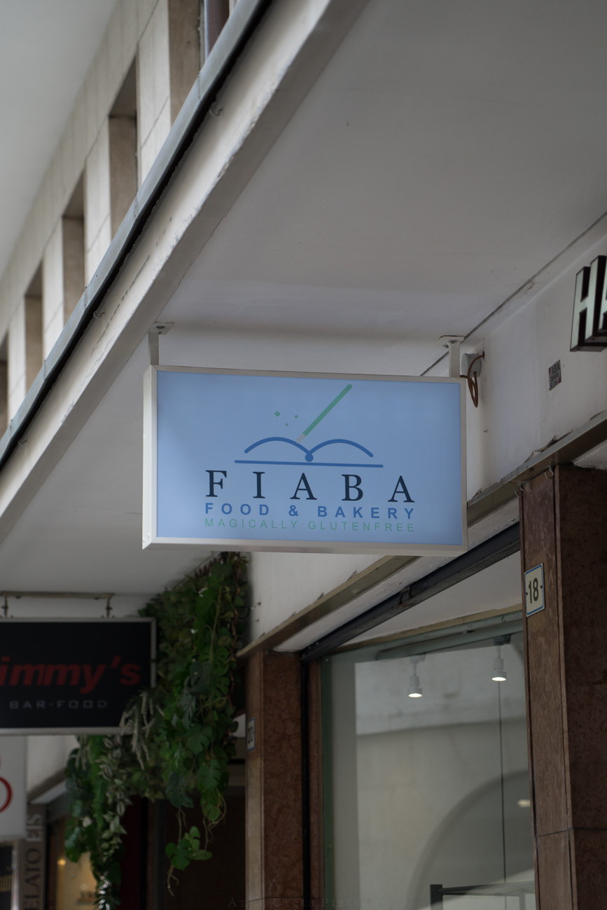 Ein Schild an einem Geschäft mit dem Namen des Ladens "FIABA".