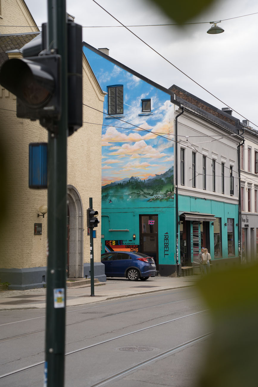 Eine Hausfasade im Stadtteil Grünerkokka in Oslo mit einem Graffitti.