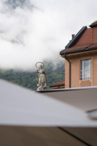 Eine christiliche Figur mit Heiligenschein auf dem Marktplatz von Kaltern, Südtirol.