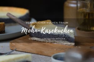 Titelbild für einen Blogbeitrag/Rezept für Mohn-Käsekuchen. Ein Stück Mohn-Käsekuchen auf einem Holzbrett, im Hintergrund sieht man einen Teller mit Kuchen. Dazu stehen Gläser mit Tee auf dem Tisch.