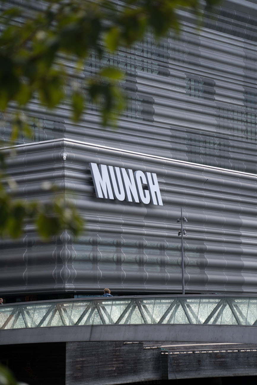 Die Außenfassade mit Schriftzug des Munch-Museums in Oslo, Norwegen.