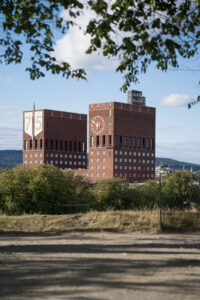 Das Rathaus von Oslo, zwei hohe Gebäude nebeneienander