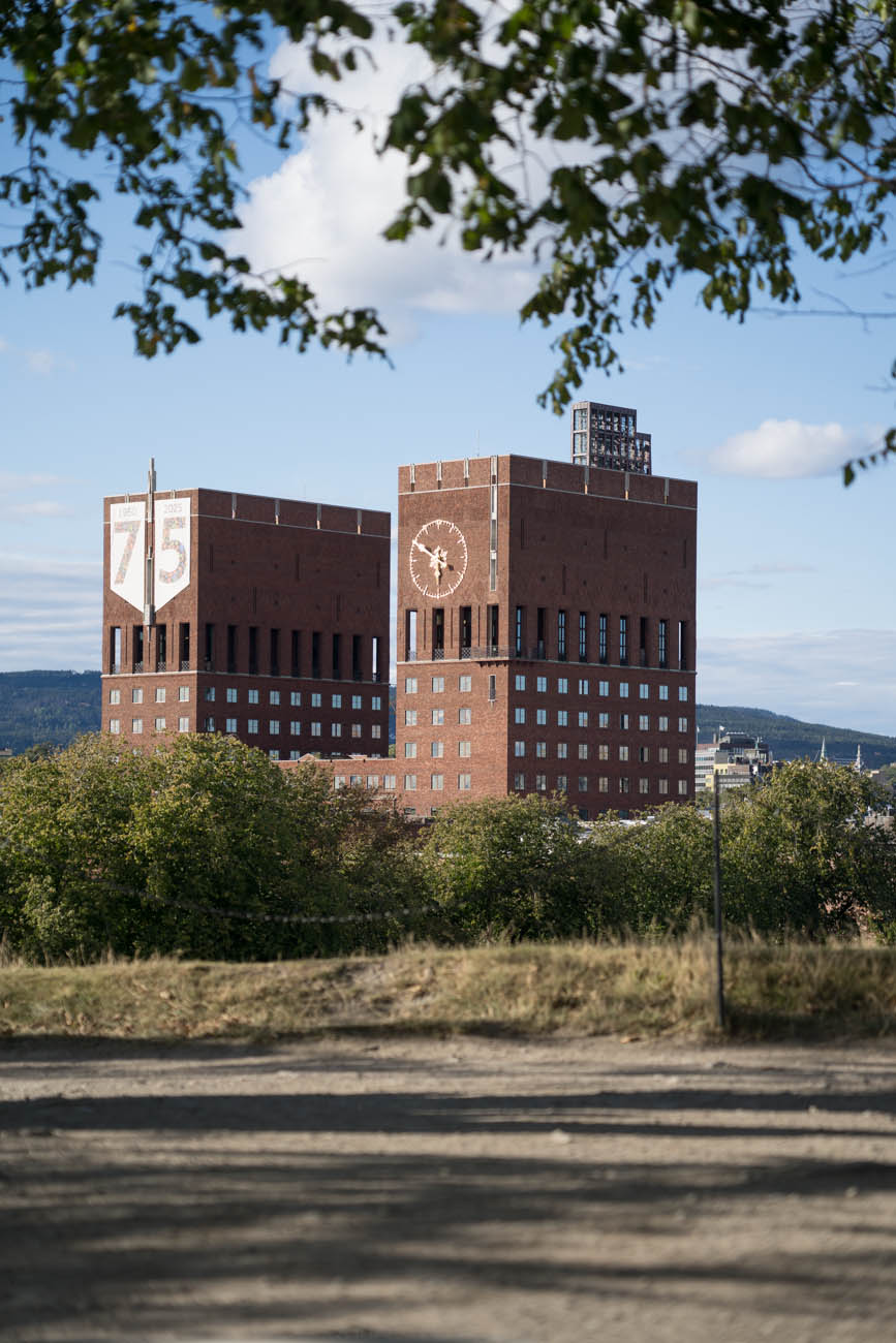 Das Rathaus von Oslo, zwei hohe Gebäude nebeneienander