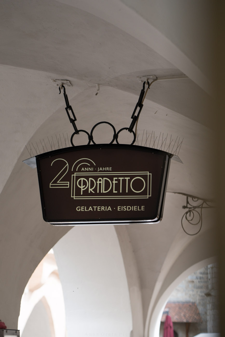Ein Schild mit dem Namen einer Eisdiele "Pradetto" in Brixen, Südtirol