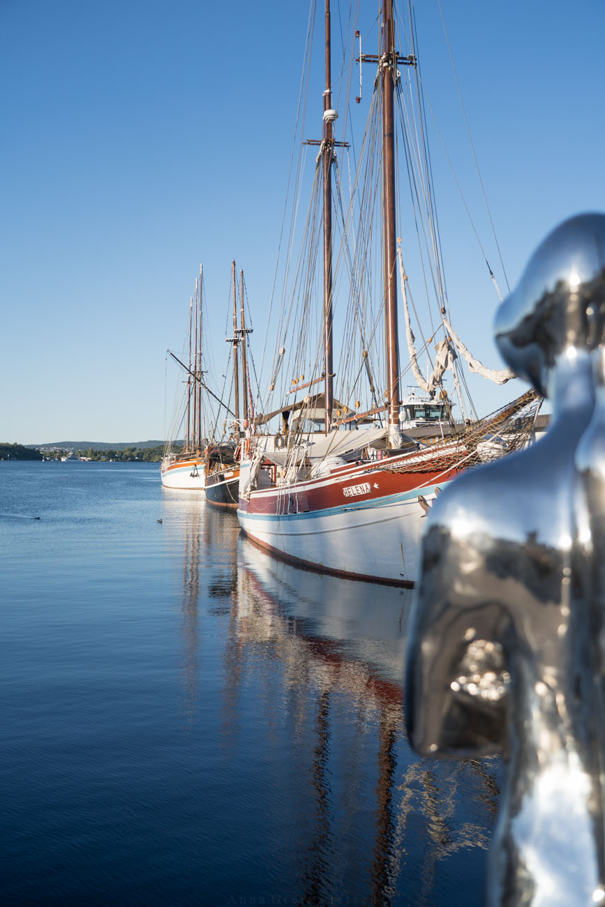 Der Hafen von Oslo mit Segelschiffen.