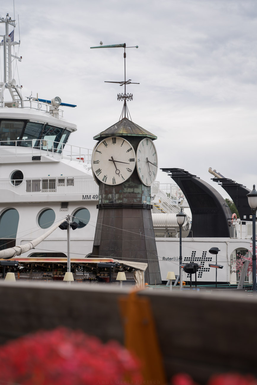 Eine stehende Uhr in Aker Brygge, Oslo, Norwegen.