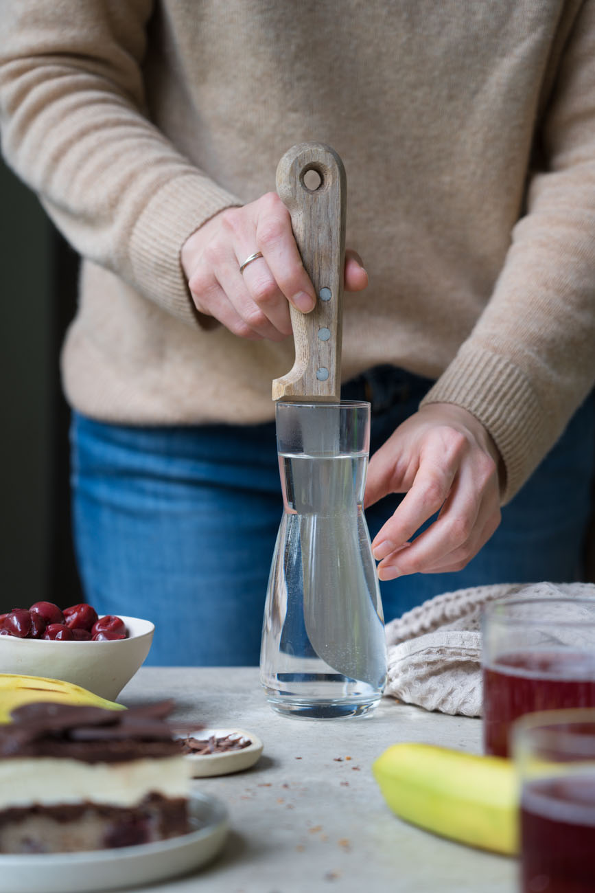 Ein hohes Gefäß mit Wasser, um ein Messer anzuwärmen.