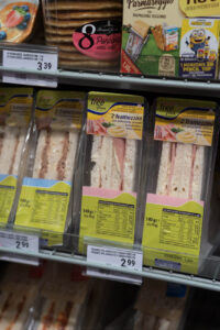 Ein Kühlregal im Supermarkt mit glutenfreien Sandwiches in einer Plastikverpackung.