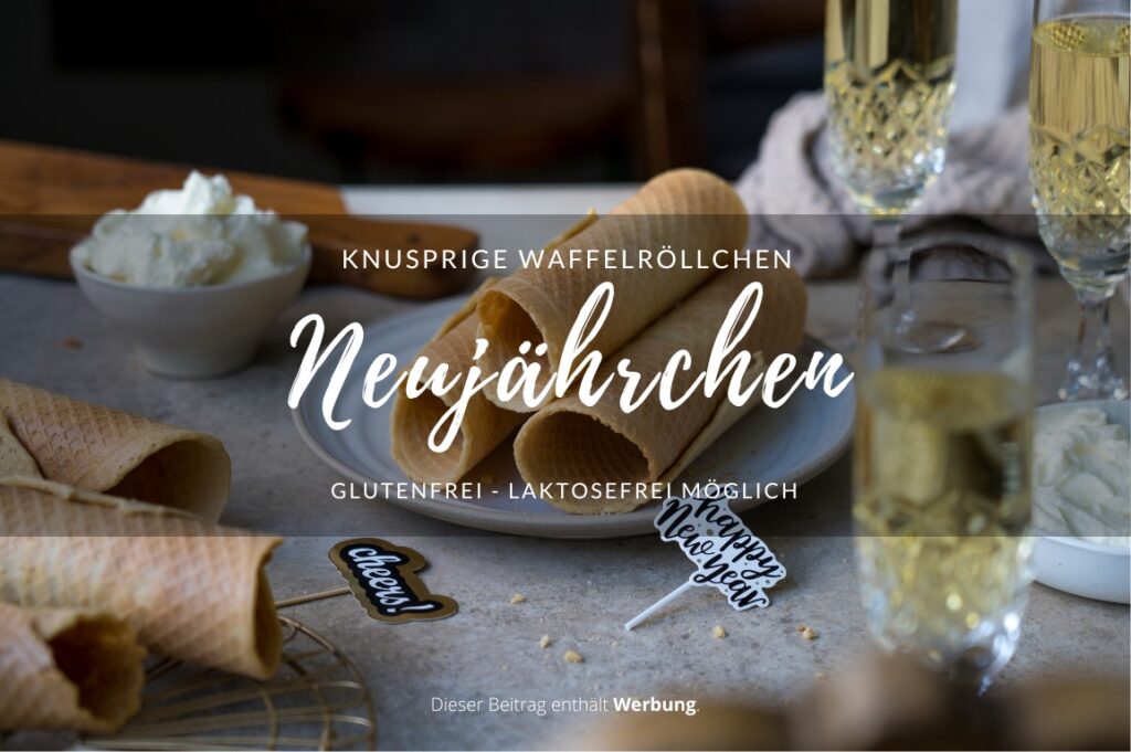 Ein Tisch gedeckt mit Sektgläsern, in der Mitte steht ein Teller mit gerollten, knusprigen Waffeln.