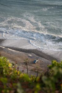 Der Blick von den Klippen in Lima, Peru auf das Meer und den Strand.