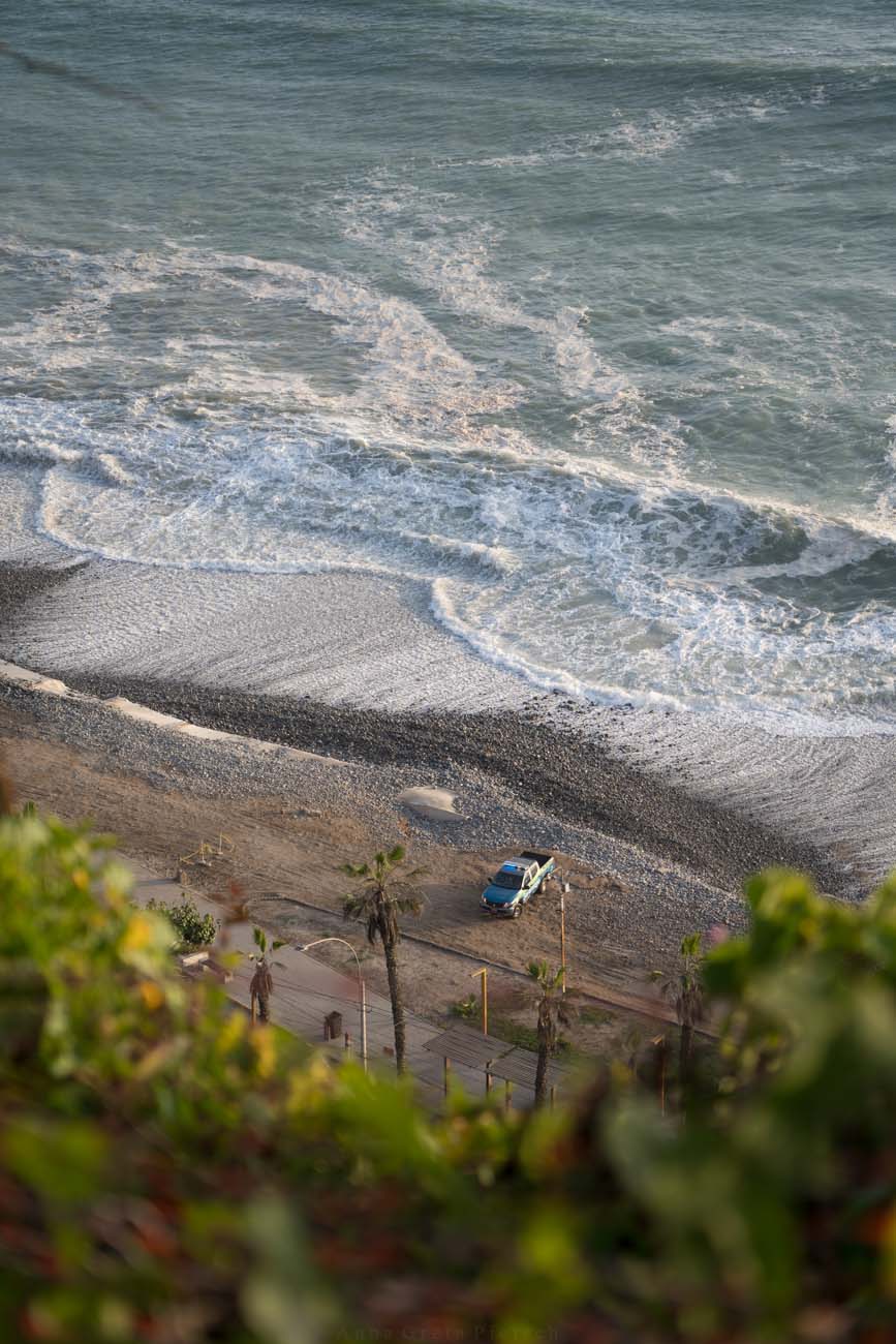 Der Blick von den Klippen in Lima, Peru auf das Meer und den Strand. 