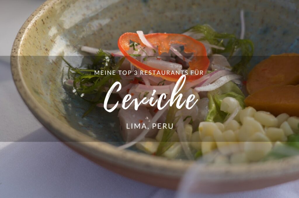 Ein weiß eingedeckter Tisch mit einem Teller voller Ceviche. Ein Blogbeitrag mit Restauranttipps für Ceviche-Restaurants in Lima.