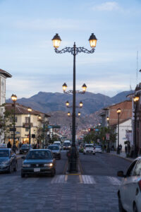 Die Hauptstraße in Cusco/Peru in der Dämmerung.