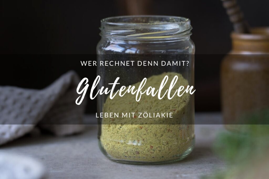 Ein Vorratsglas, das zur Hälfte mit Gemüsebrüge gefüllt ist steht auf einer Arbeitsfläche.