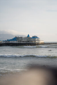 Das Restaurant La Rosa Nautica in Lima, Peru. Das Restaurant liegt auf einem Steg über dem Atlantik.