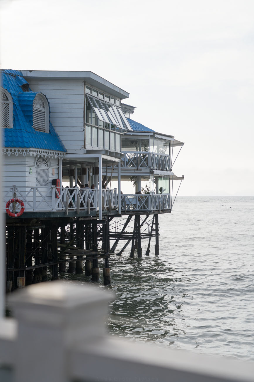 Das Restaurant La Rosa Nautica in Lima, Peru. Das Restaurant liegt auf einem Steg über dem Atlantik.