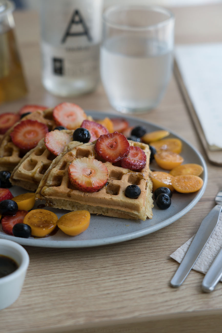 Ein Teller mit glutenfreien Waffeln. Dekoriert mit verschiedenen Beeren.