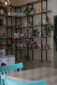 Eine Regalwand in einem glutenfreien Café in Lima, Peru. Man sieht Deko und glutenfreie Backmischungen.