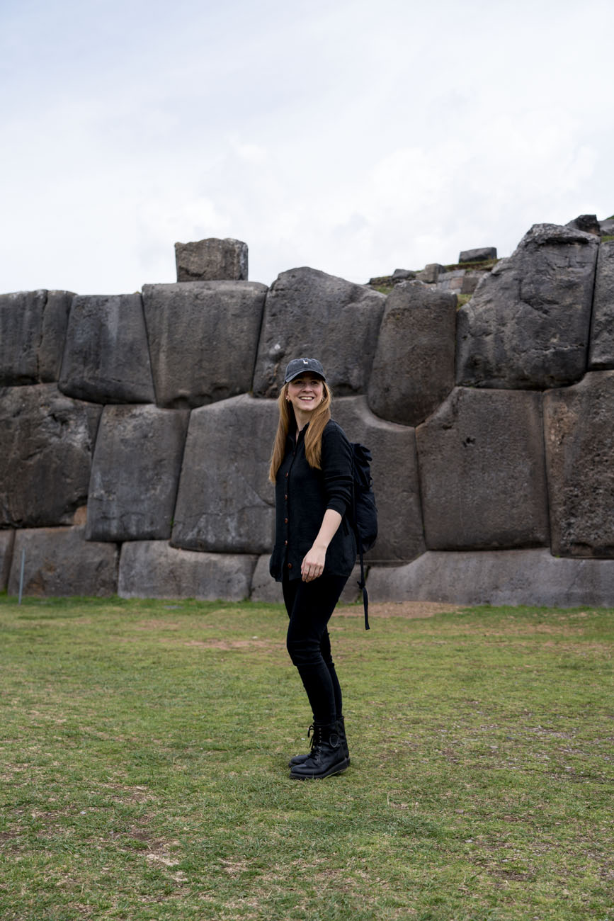 Eine Person steht vor der Ruine in Saksaywaman, Cusco.