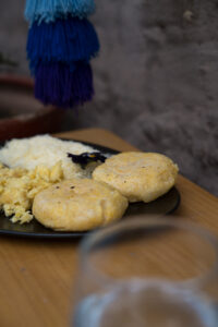 Ein Teller mit Arepas, Reis und Rührei.