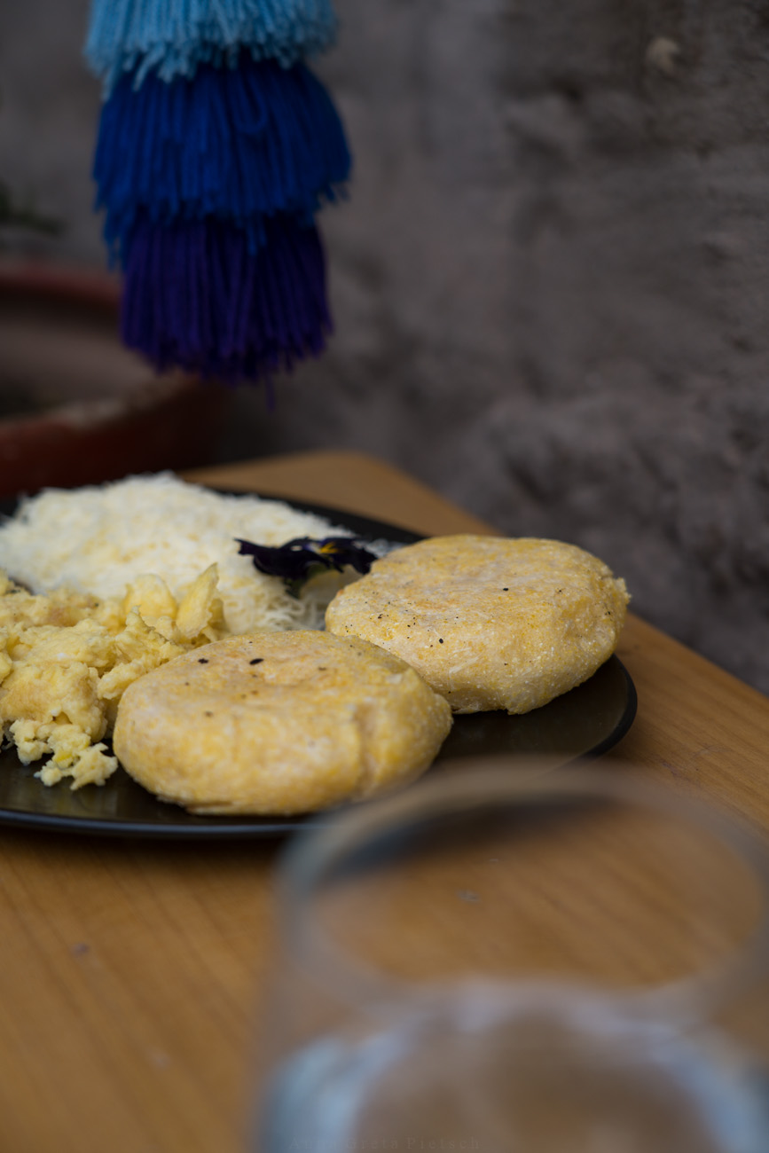 Ein Teller mit Arepas, Reis und Rührei.
