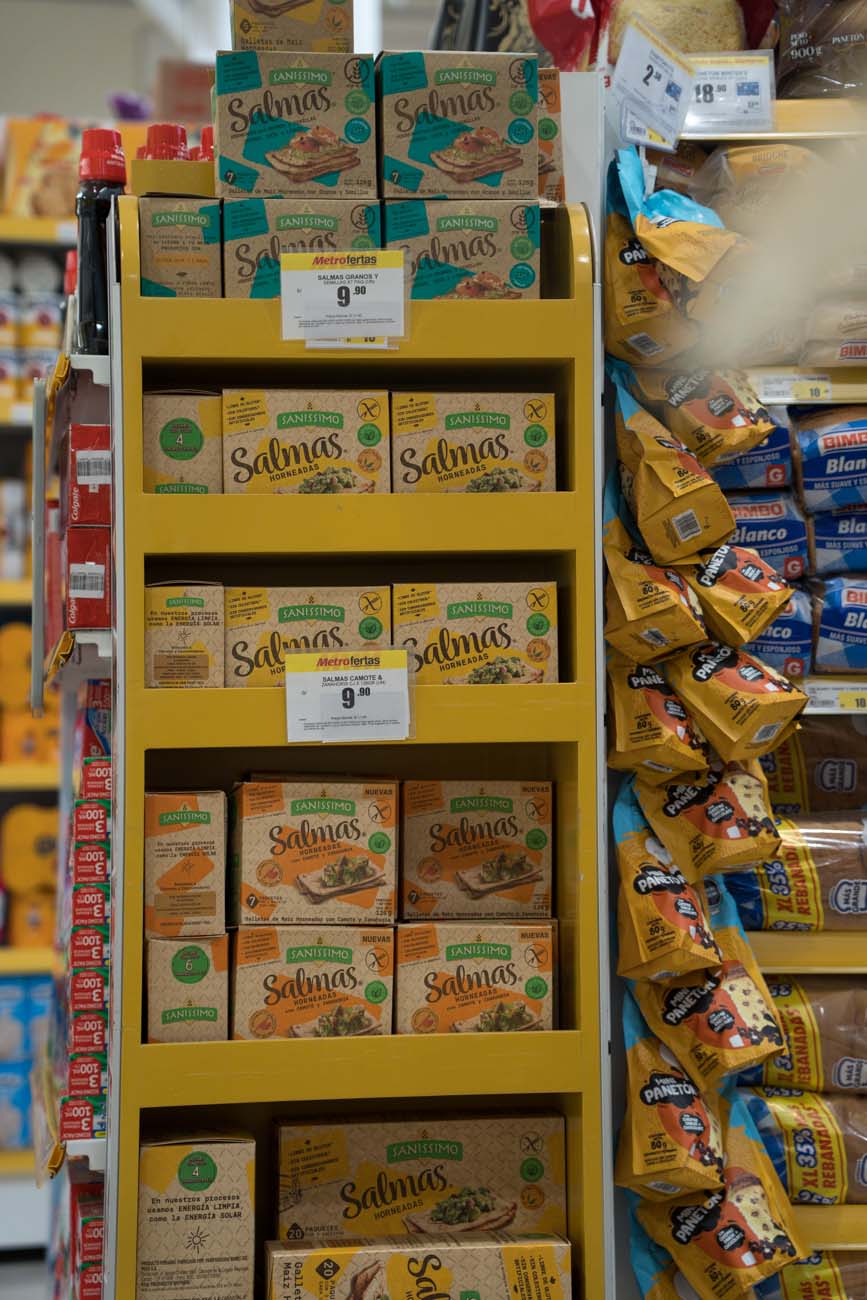 Ein gelbes Regal in einem Supermarkt mit glutenfreiem Knäckebrot.