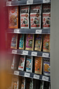 Ein Regal in einem Suüermakrt, gefüllt mit glutenfreiem Granola.