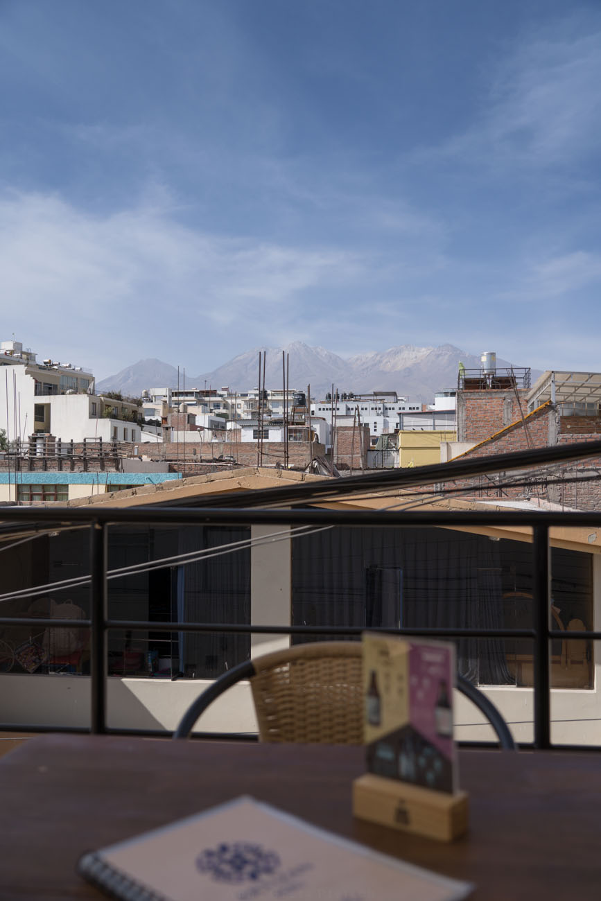 Der Blick von einer Dachterrasse auf umliegende Vulkane in Arequipa, Peru.