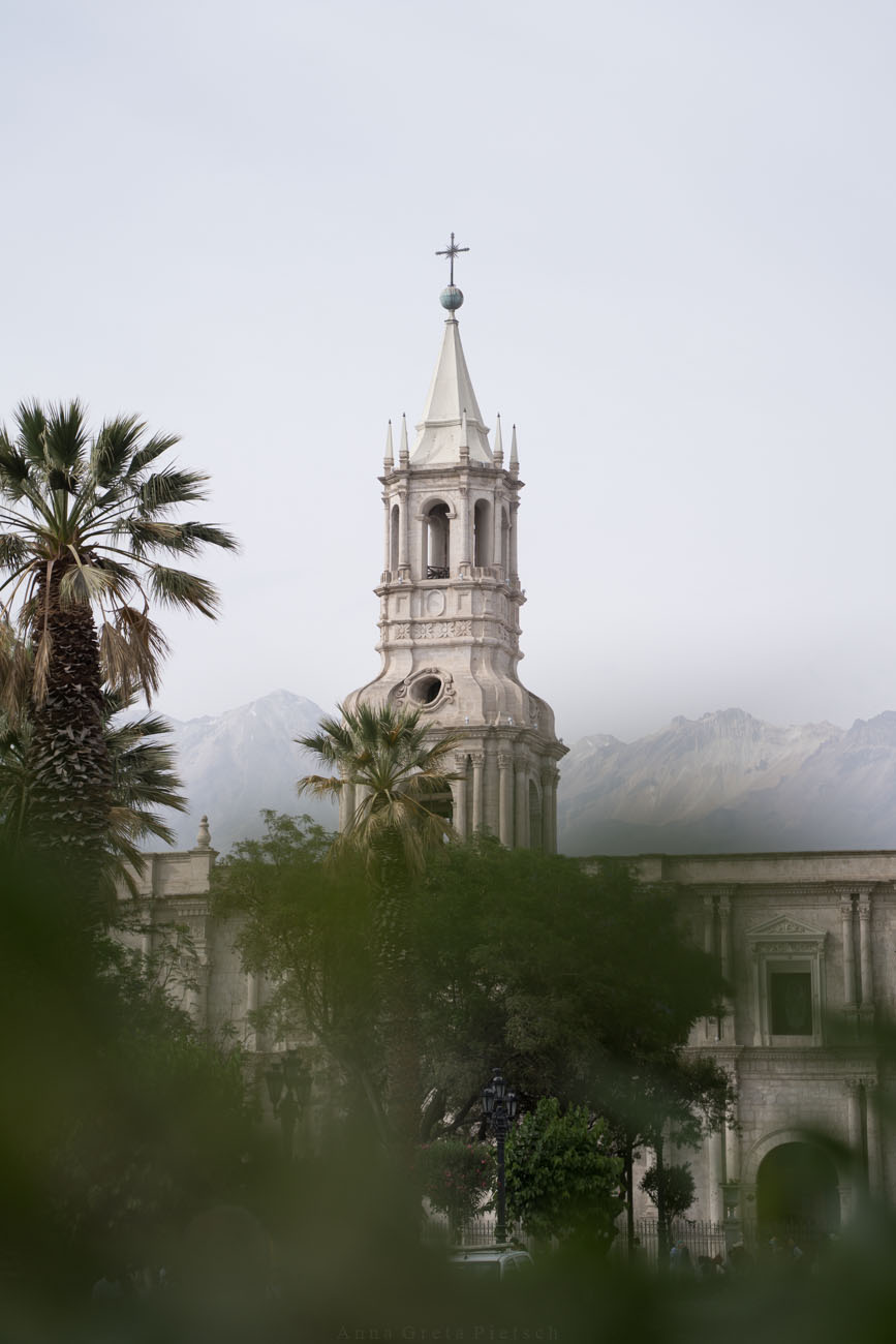 Man sieht einen Kirchturm aus weißem Stein am Plaza de Armas in Arequipa, Lima.