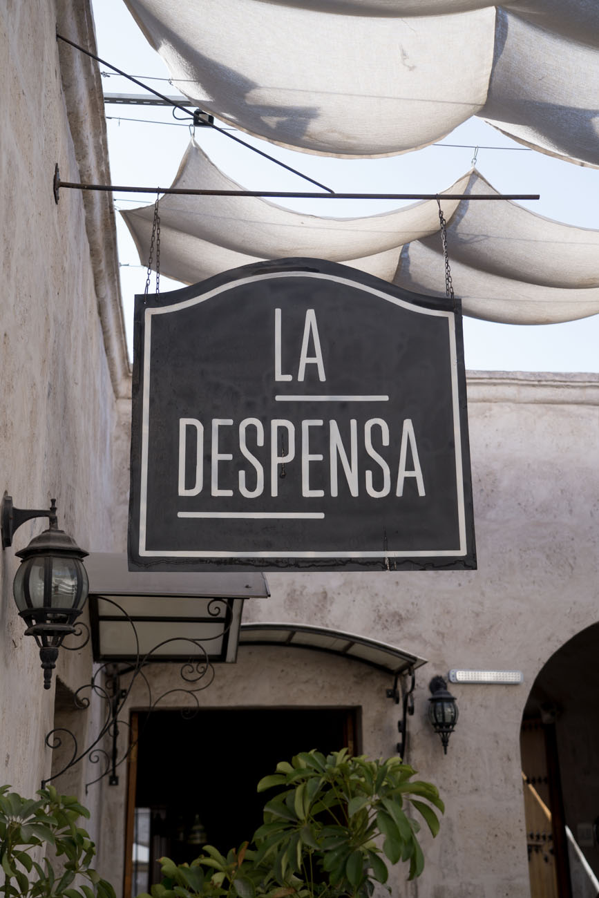 Ein Schild an einer Hausfassade mit einem Restaurantnamen "La Despensa".