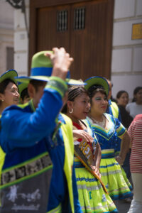 Man sieht traditionell gekleidete Menschen bei einer Parade in Lima, Peru.