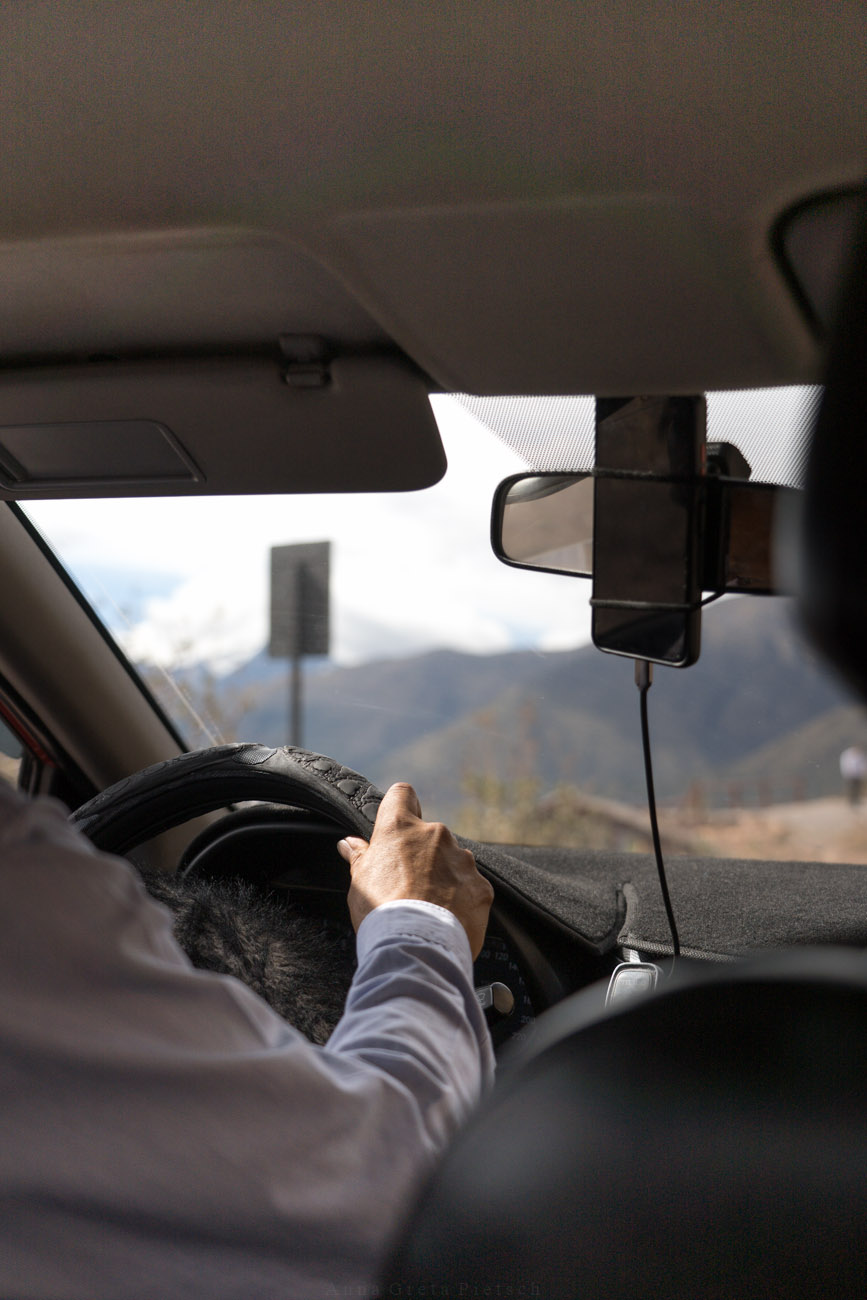 Man sieht eine Person am Lenkrad eines PKW. Man sieht nur die rechte Hand am Steuer.